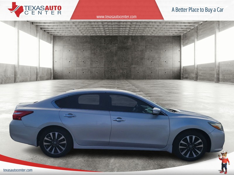 Nissan Altima Vehicle Full-screen Gallery Image 01