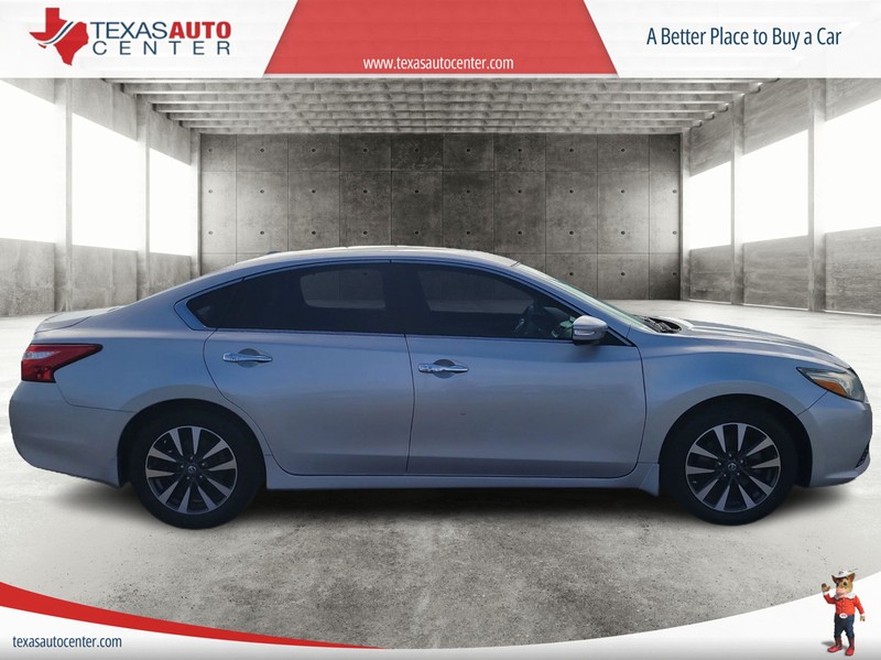 Nissan Altima Vehicle Full-screen Gallery Image 02
