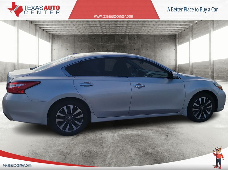 Nissan Altima Vehicle Full-screen Gallery Image 03