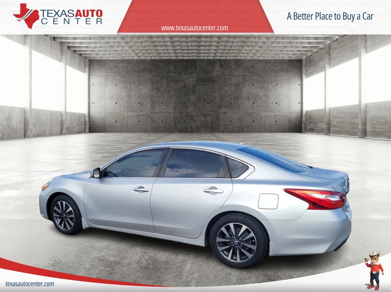 Nissan Altima Vehicle Full-screen Gallery Image 04