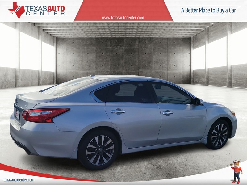 Nissan Altima Vehicle Full-screen Gallery Image 05
