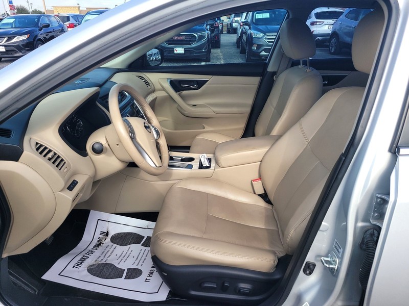 Nissan Altima Vehicle Full-screen Gallery Image 07