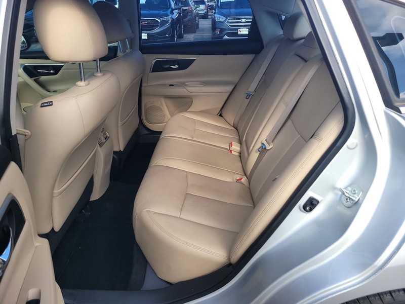 Nissan Altima Vehicle Full-screen Gallery Image 08