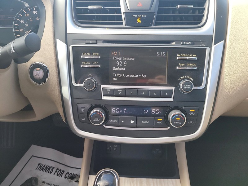 Nissan Altima Vehicle Full-screen Gallery Image 09