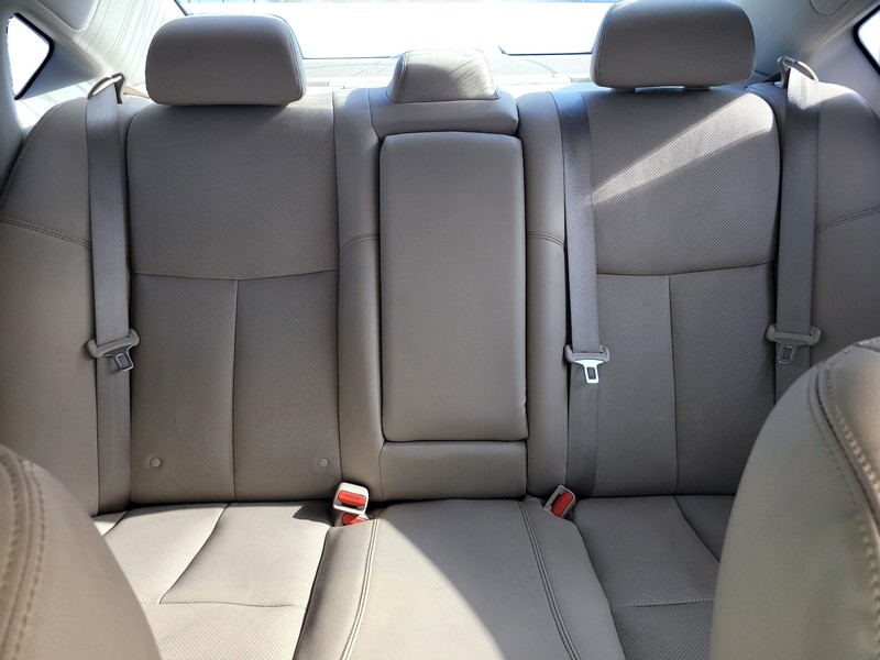 Nissan Altima Vehicle Full-screen Gallery Image 10