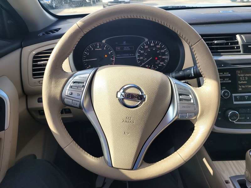 Nissan Altima Vehicle Full-screen Gallery Image 11