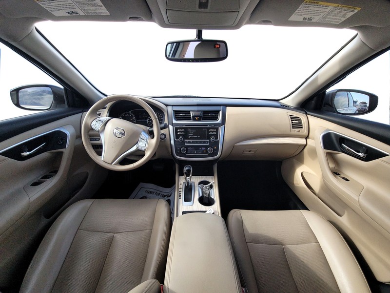 Nissan Altima Vehicle Full-screen Gallery Image 12