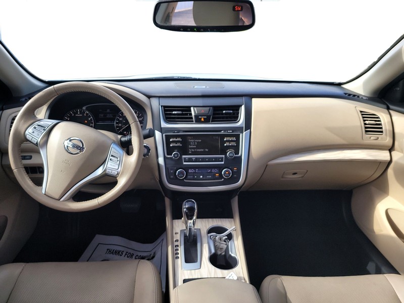 Nissan Altima Vehicle Full-screen Gallery Image 13