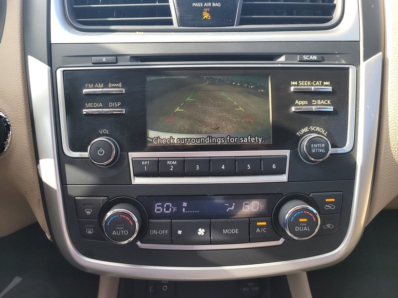 Nissan Altima Vehicle Full-screen Gallery Image 14