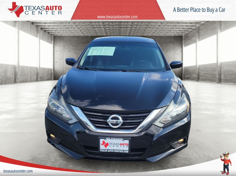 Nissan Altima Vehicle Full-screen Gallery Image 03