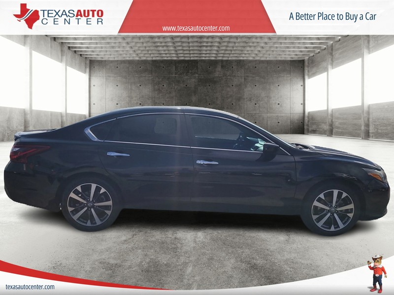 Nissan Altima Vehicle Full-screen Gallery Image 04