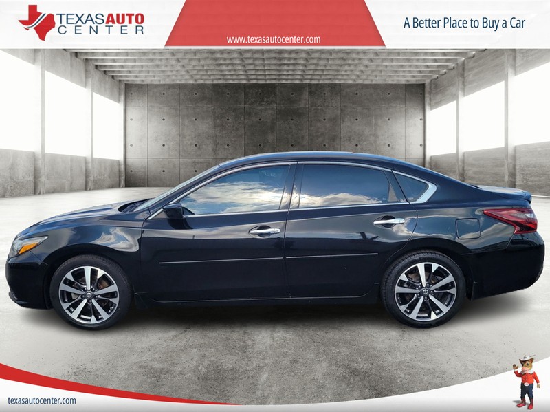 Nissan Altima Vehicle Full-screen Gallery Image 05