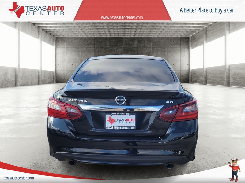 Nissan Altima Vehicle Full-screen Gallery Image 06