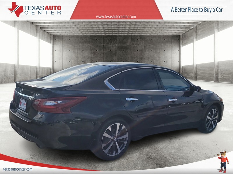 Nissan Altima Vehicle Full-screen Gallery Image 07