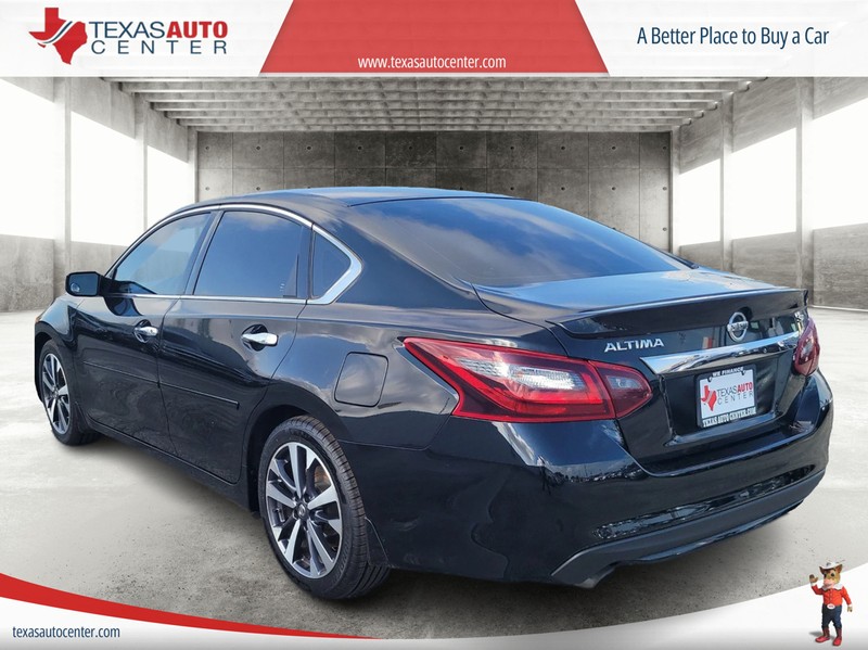 Nissan Altima Vehicle Full-screen Gallery Image 08