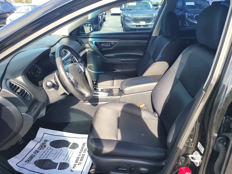 Nissan Altima Vehicle Full-screen Gallery Image 09