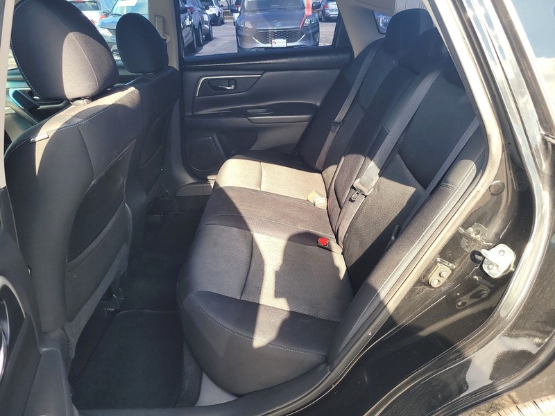 Nissan Altima Vehicle Full-screen Gallery Image 10