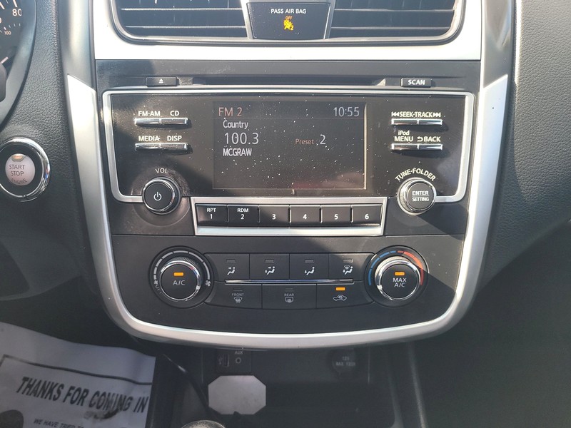 Nissan Altima Vehicle Full-screen Gallery Image 11