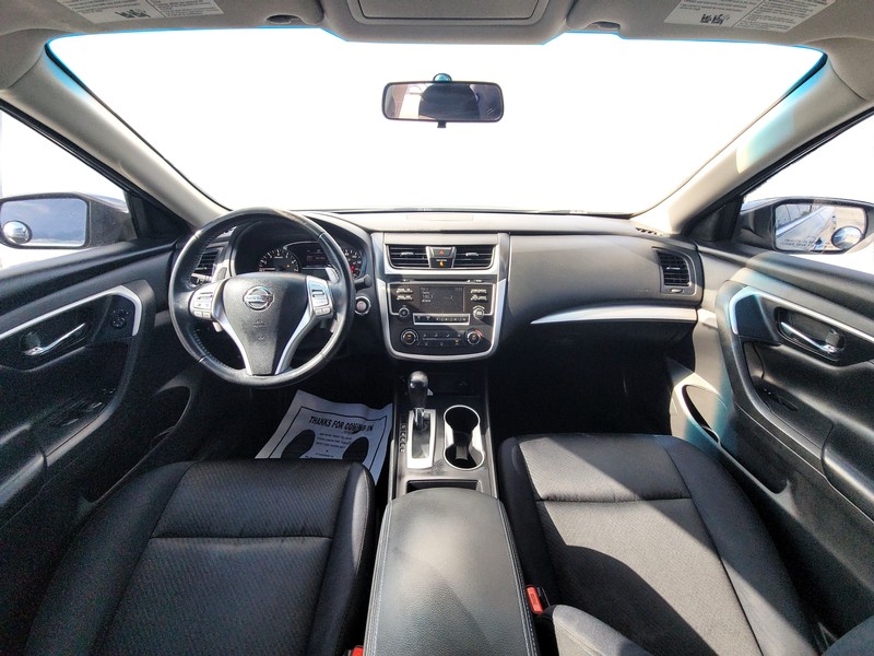 Nissan Altima Vehicle Full-screen Gallery Image 14