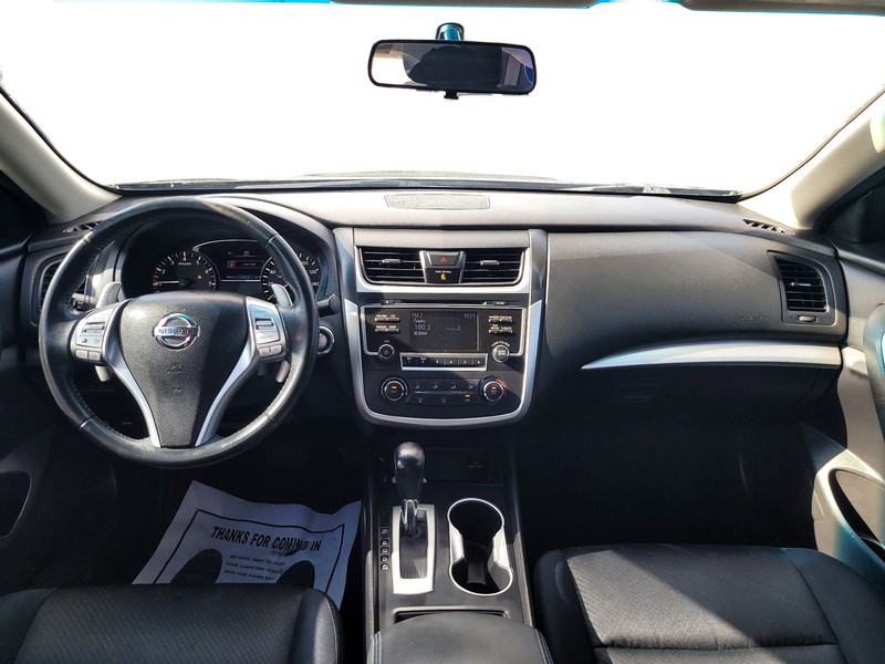 Nissan Altima Vehicle Full-screen Gallery Image 15