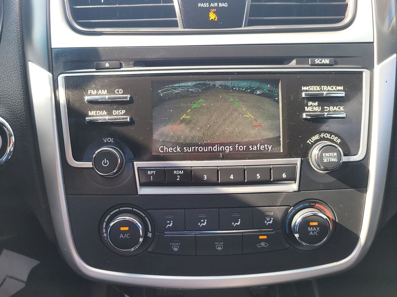 Nissan Altima Vehicle Full-screen Gallery Image 16