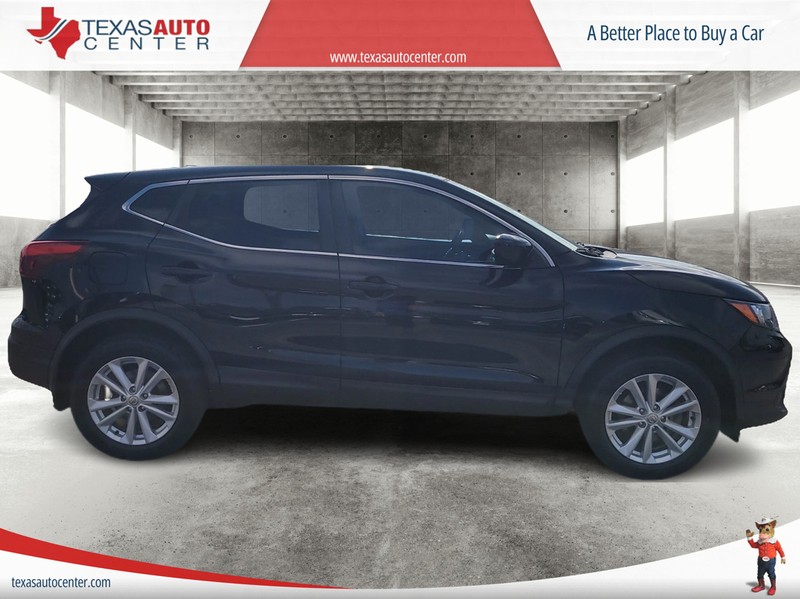 Nissan Rogue Sport Vehicle Full-screen Gallery Image 04