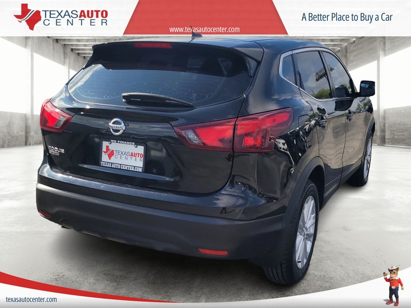 Nissan Rogue Sport Vehicle Full-screen Gallery Image 07