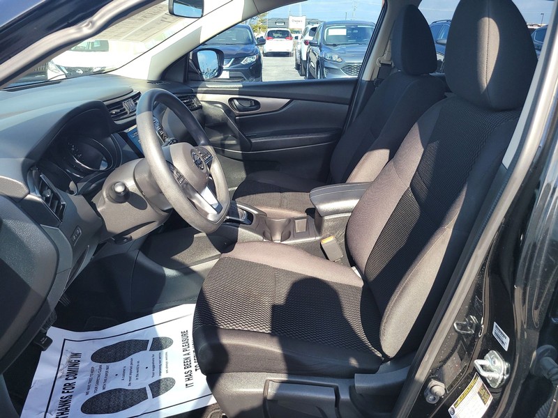 Nissan Rogue Sport Vehicle Full-screen Gallery Image 09