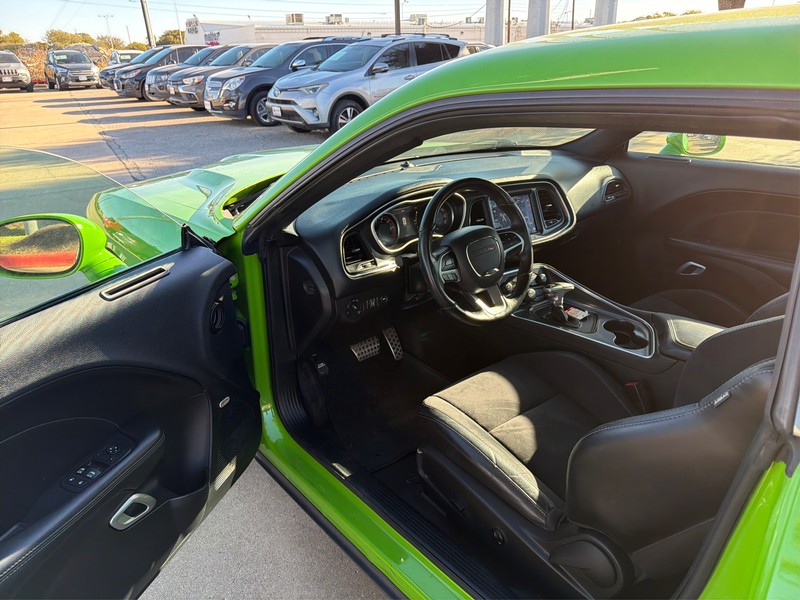 Dodge Challenger Vehicle Full-screen Gallery Image 09