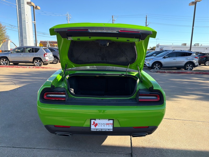 Dodge Challenger Vehicle Full-screen Gallery Image 10