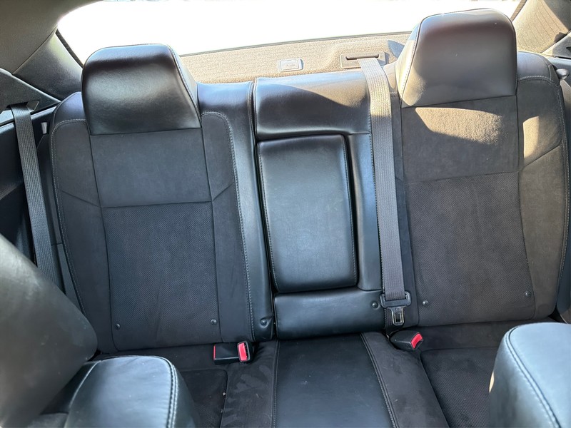 Dodge Challenger Vehicle Full-screen Gallery Image 12