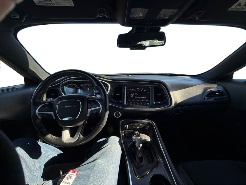 Dodge Challenger Vehicle Full-screen Gallery Image 15