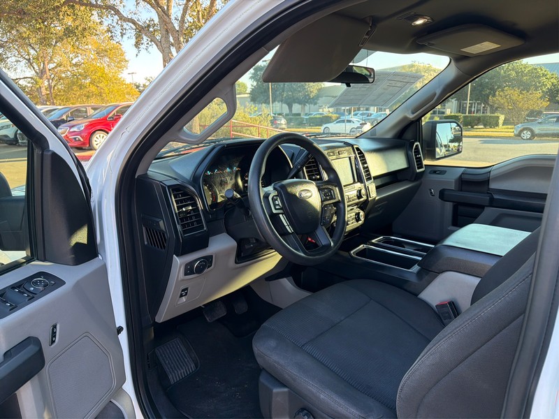 Ford F-150 Vehicle Full-screen Gallery Image 09