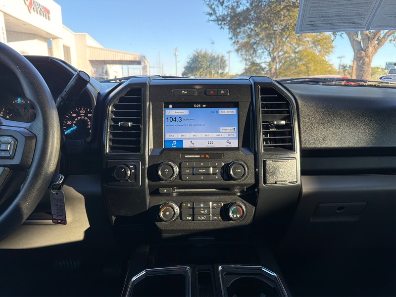 Ford F-150 Vehicle Full-screen Gallery Image 12