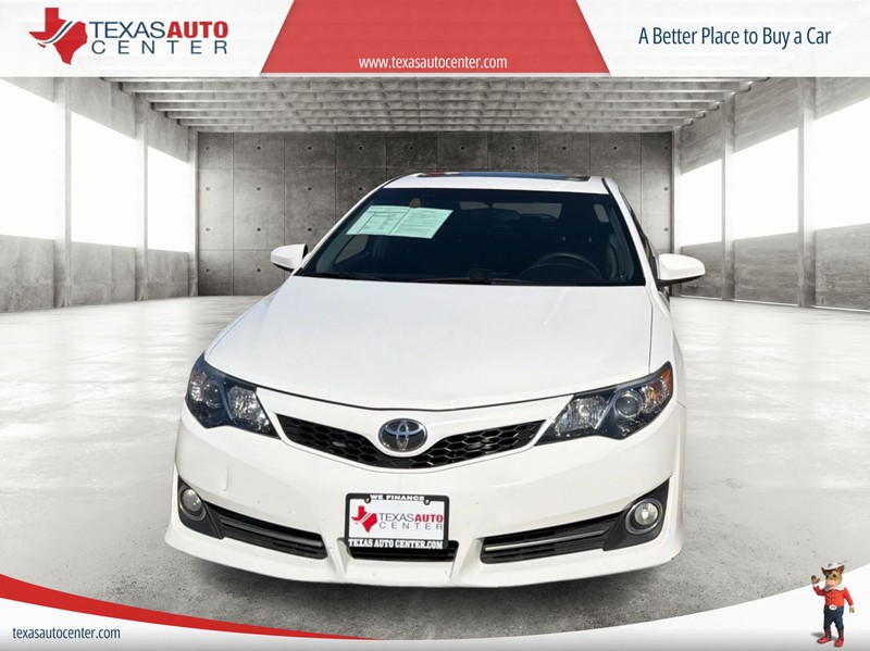 Toyota Camry Vehicle Full-screen Gallery Image 03