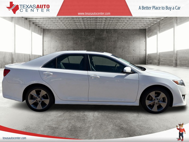 Toyota Camry Vehicle Full-screen Gallery Image 04