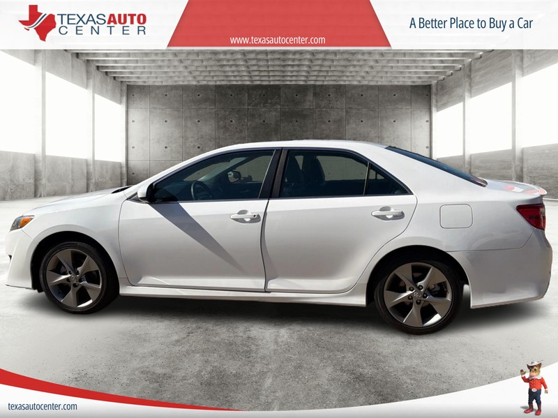 Toyota Camry Vehicle Full-screen Gallery Image 05