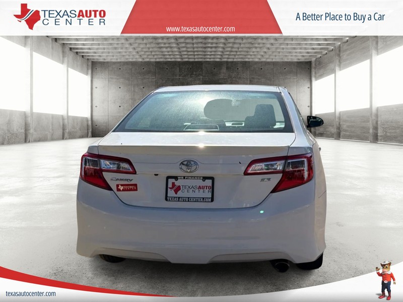 Toyota Camry Vehicle Full-screen Gallery Image 06