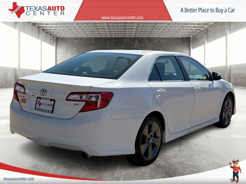 Toyota Camry Vehicle Full-screen Gallery Image 07