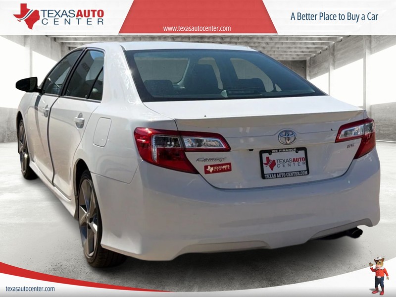 Toyota Camry Vehicle Full-screen Gallery Image 08