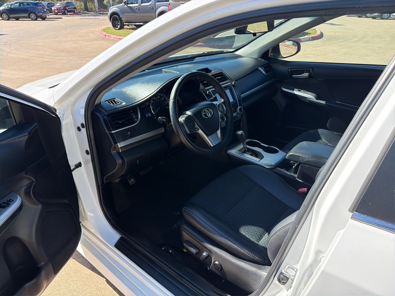 Toyota Camry Vehicle Full-screen Gallery Image 09