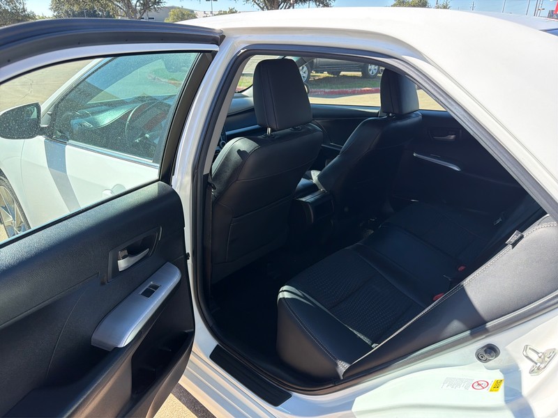 Toyota Camry Vehicle Full-screen Gallery Image 10