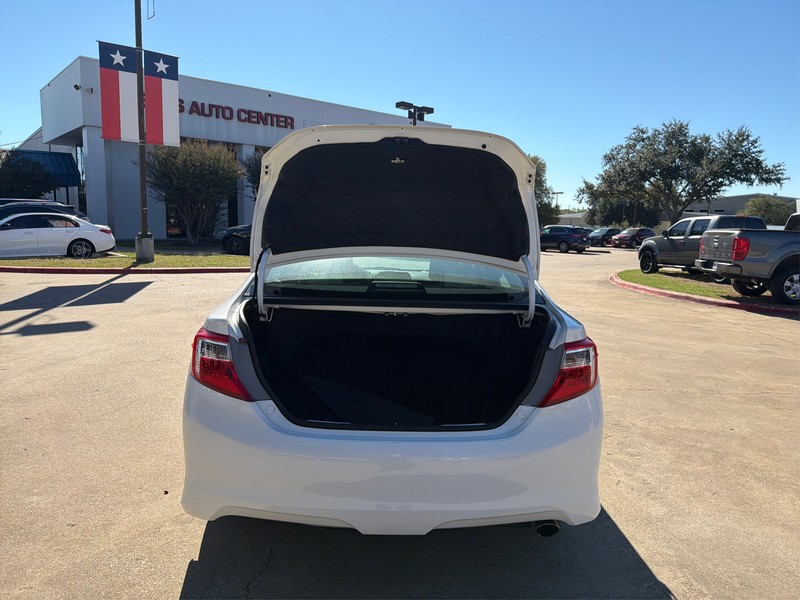 Toyota Camry Vehicle Full-screen Gallery Image 11