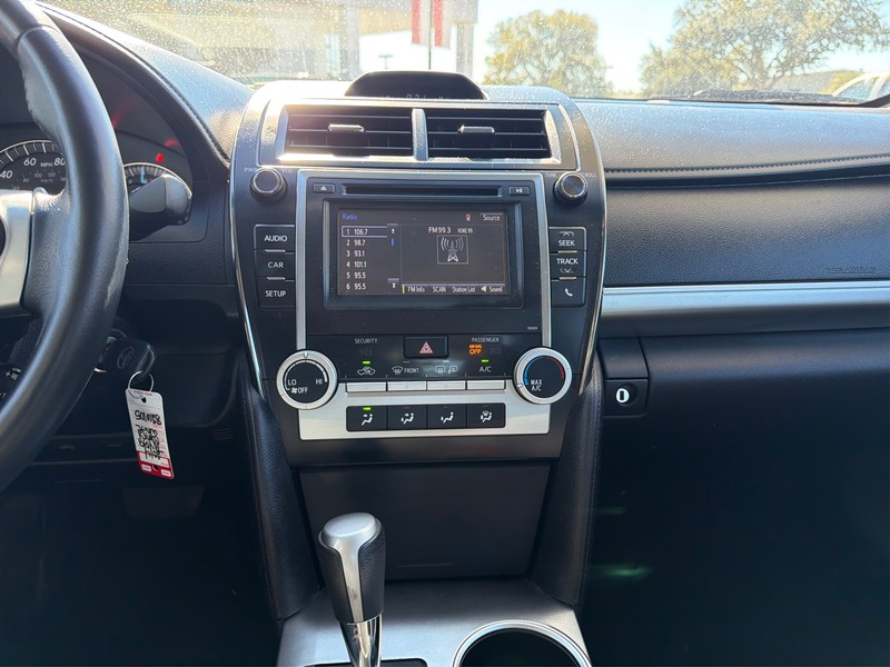 Toyota Camry Vehicle Full-screen Gallery Image 12