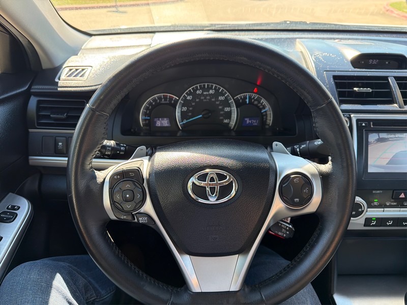 Toyota Camry Vehicle Full-screen Gallery Image 14