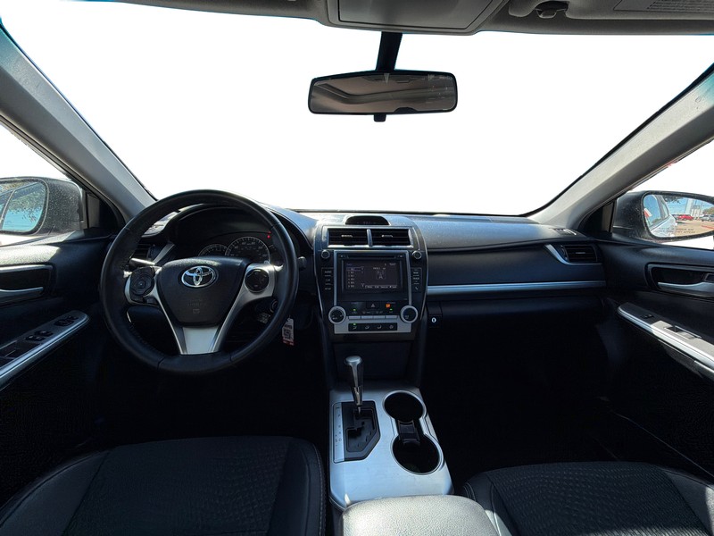 Toyota Camry Vehicle Full-screen Gallery Image 15