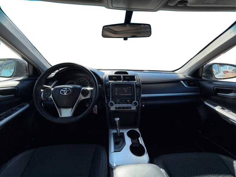 Toyota Camry Vehicle Full-screen Gallery Image 16