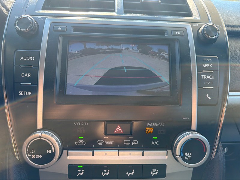 Toyota Camry Vehicle Full-screen Gallery Image 17