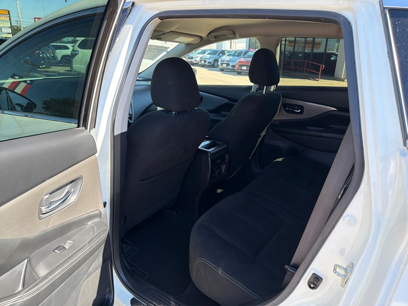 Nissan Murano Vehicle Full-screen Gallery Image 10