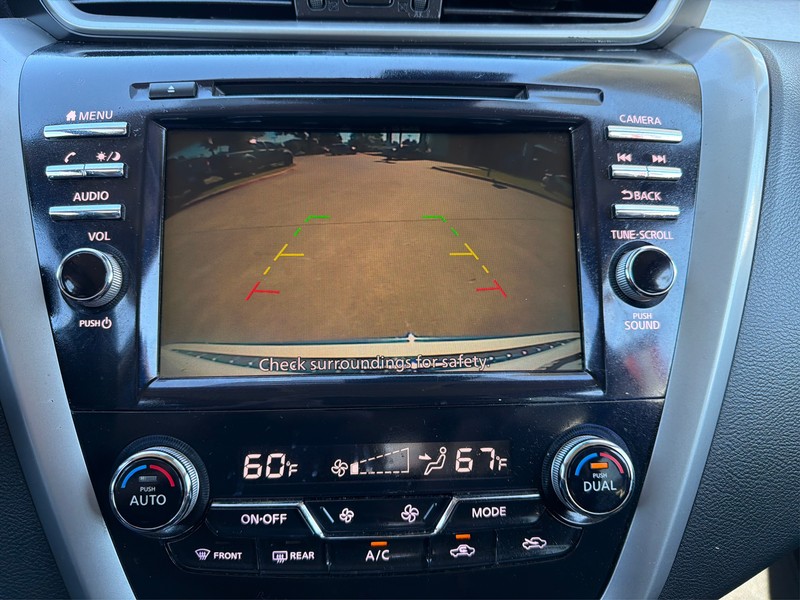 Nissan Murano Vehicle Full-screen Gallery Image 17